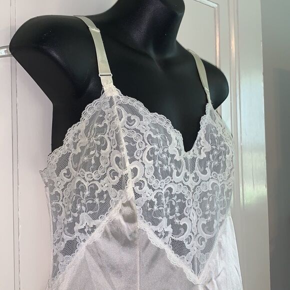 Vtg Vanity Fair creamy white lace front full slip - Picture 5 of 11